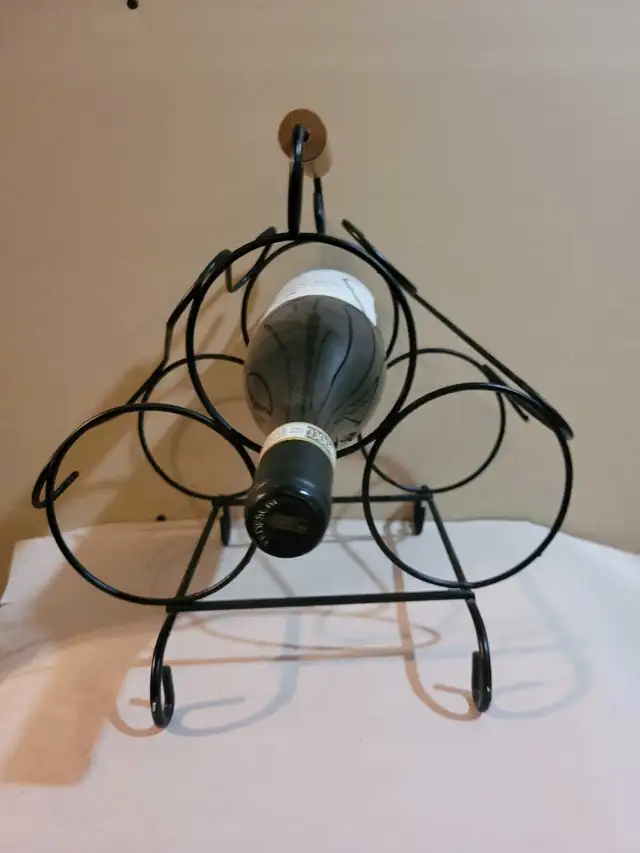 Metal Wine Bottle Holder in Kitchen & Dining Wares in Kitchener / Waterloo - Image 3