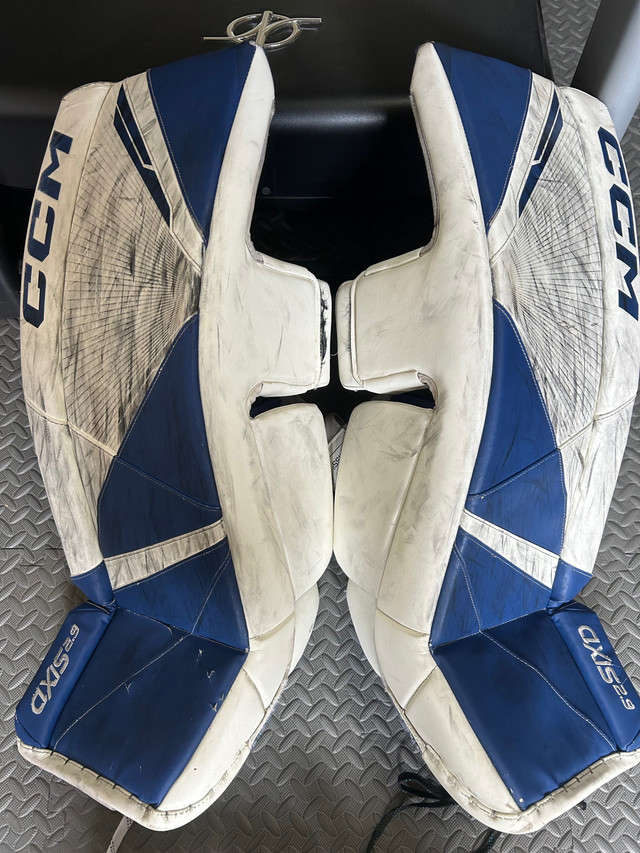 CCM axis 2.9 intermediate goalie pads in Hockey in Ottawa - Image 3