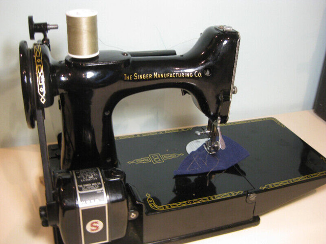Singer 221K featherweight portable sewing machine (1956) in Hobbies & Crafts in Ottawa - Image 2
