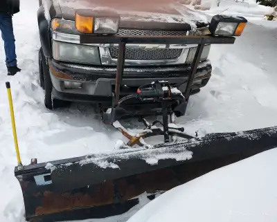 Belle opportunité pour faire du déneigement. Gratte-neige installé avec support sur le véhicule, rem...