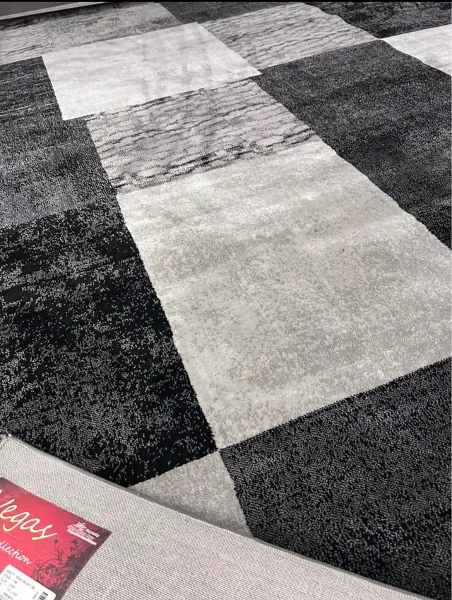 Rug features a geometric design with varying in Rugs, Carpets & Runners in Markham / York Region - Image 4