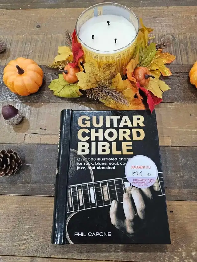 Guitar Chord Book in Guitars in Kawartha Lakes - Image 2