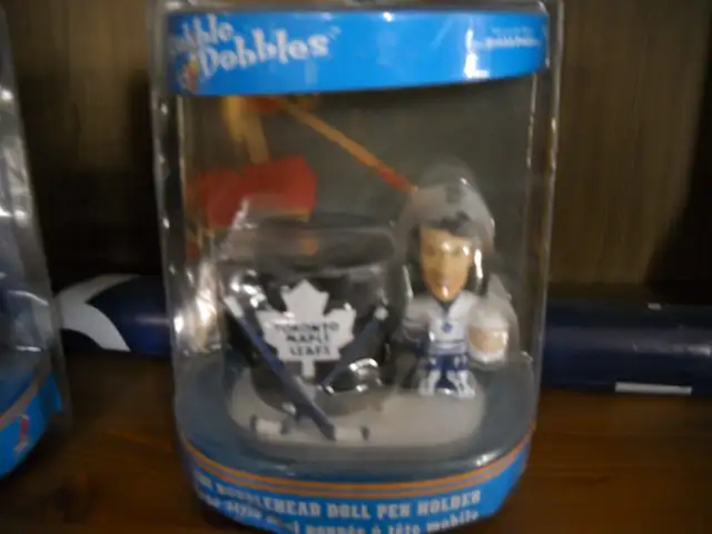 Toronto Maple Leafs Ed Belfour bobblehead Pen Holder in Arts & Collectibles in Barrie - Image 2