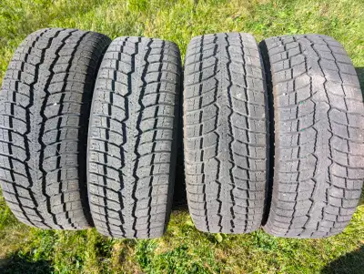 Quatre Pneus d’hiver Toyo Observe GSI-6 225/65R16 sur rims. Presque neuf, utilisés un hiver, 10-11/3...