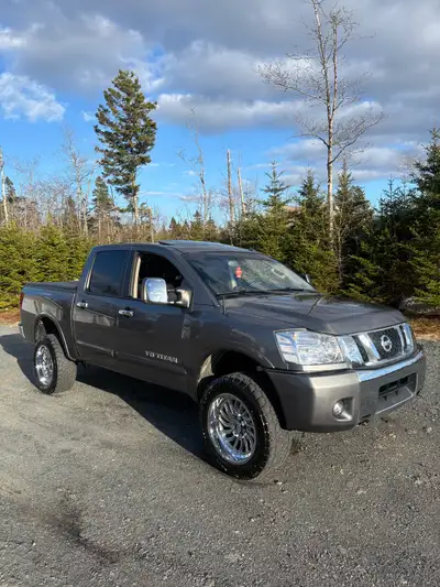 2013 Nissan Titan SL, fully loaded truck, sunroof,backup cam, captain seats, etc. truck has never ha...