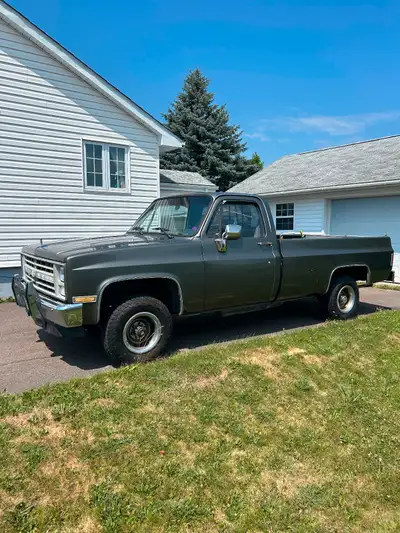 1987 Chevy 4x4 for sale. Good condition.MVI good until July 2026. New 350 engine put in at 130000km....