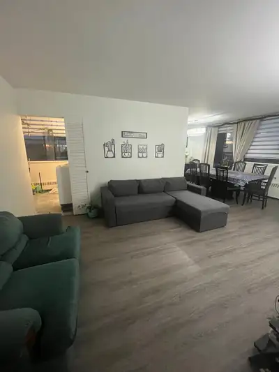 • 2163 $ jusqu’au 30 avril 2027 avec possibilité de renouvellement • 3 grandes chambres • Grand espa...
