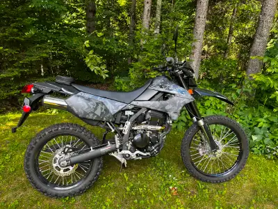 2020 Kawasaki KLX 250 couleur camo, aucun accident, très bas kilométrage, 1 seul proprio, condition...