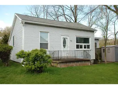 ★★★ LOCATION ★ 2 BR house ★ steps to Dundurn Castle ★ Move July