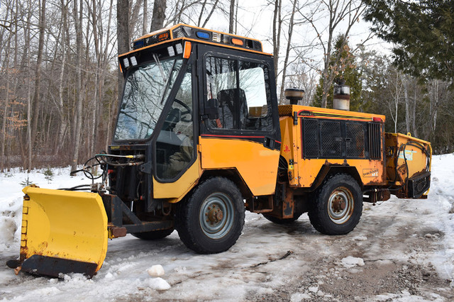 Trackless MT6 Sidewalk Machine 2013 in Heavy Equipment in Barrie - Image 4