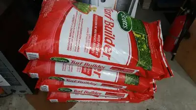 These Scotts™ Turf Builder Lawn Weed Prevent, 2000-sq-ft (40 lbs.) bags are just in time for spring...