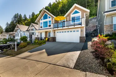 I am offering a beautiful house on Promontory with a breath taking view of Chilliwack, available fro...