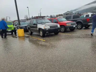2000 jeep grand cherokee L 4.7 V8 340.000km 13-15L/100km It does have a mismatch Fender and bumper d...