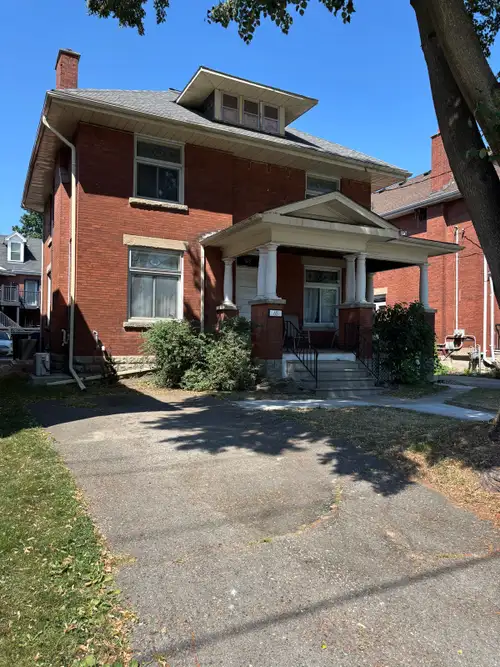 Two bedroom located in Old South. The area offers a grocery store, coffee shops, bars and restaurant...