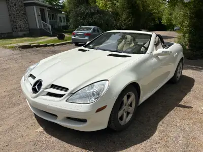 Cette Mercedes-Benz SLK-Class est une superbe décapotable à toit rigide rétractable, idéale pour pro...