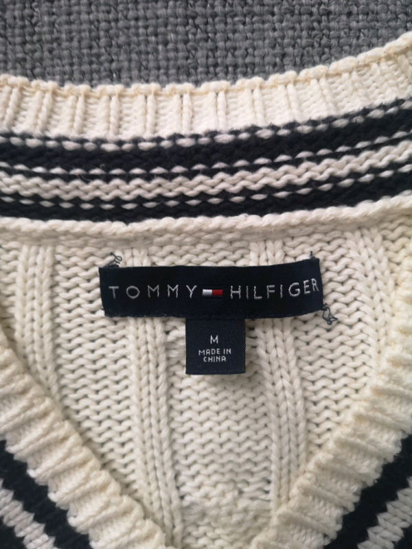 Pull Tommy Hilfiger - Homme - M in Men's in West Island - Image 3