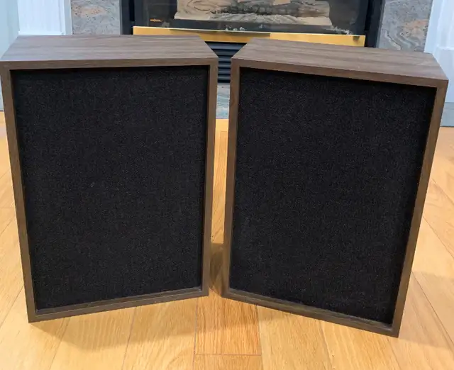 Vintage Bookshelf Speakers in Speakers in Markham / York Region - Image 2