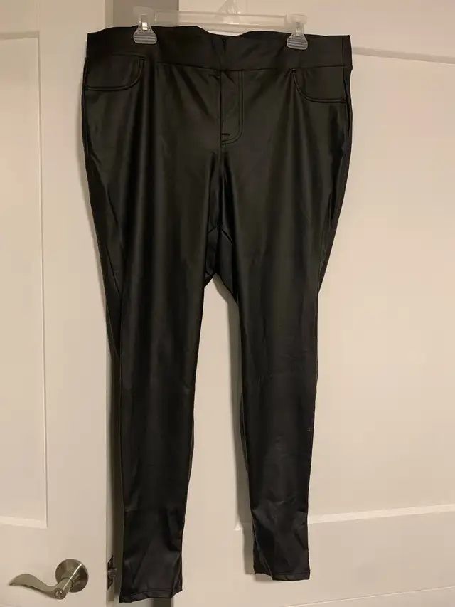 faux leather leggings in Women's - Bottoms in Oshawa / Durham Region - Image 2