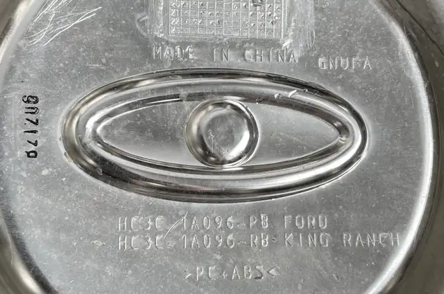 Ford F-450, F-550, F-600 Rear OEM Chrome Center Cap in Other in Laval / North Shore - Image 4