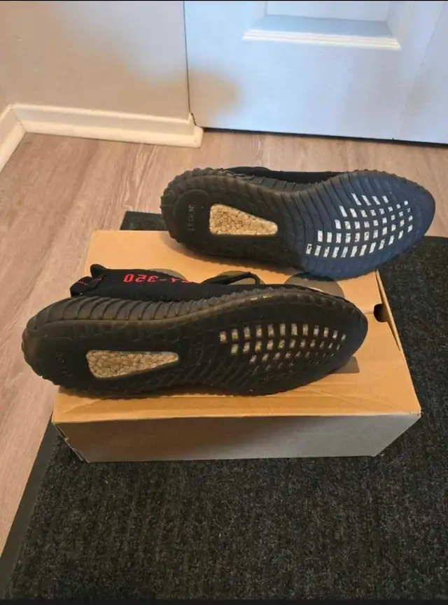 YEEZY 350 V2 BRED in Men's Shoes in Ottawa - Image 6