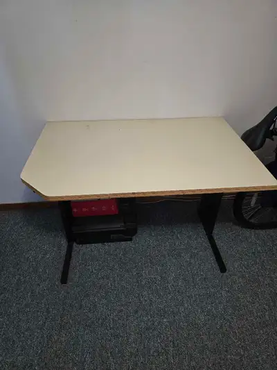 This desk features a sturdy top, perfect for any workspace. The desk is in used condition, so it has...