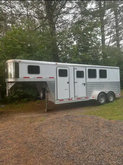 Aucune inspection annuelle 2015 EXISS ALUMINIUM trailer 3 chevaux slant Quelques rubber abimés Leger...