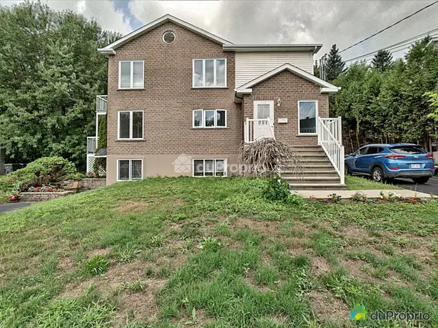 Spacious 5.5-Unit Top-Floor Triplex Apartment in Sherbrooke, Jacques-Cartier Area