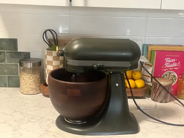 KITCHEN AID STAND MIXER in Other in Mississauga / Peel Region - Image 3