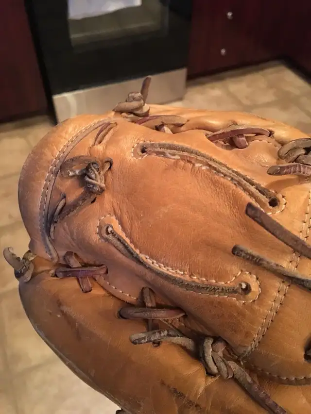 Vintage WinnWell baseball mitt glove in Arts & Collectibles in Gatineau - Image 7