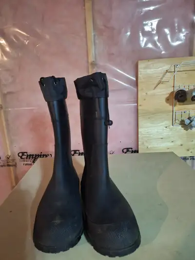 STANLEY RUBBER BOOTS LIKE NEW SEE PHOTOS, View more