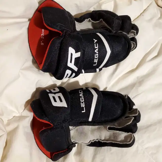 KIDS BAUER LEGACY 9" 23 CM HOCKEY GLOVES in Hockey in Barrie - Image 2