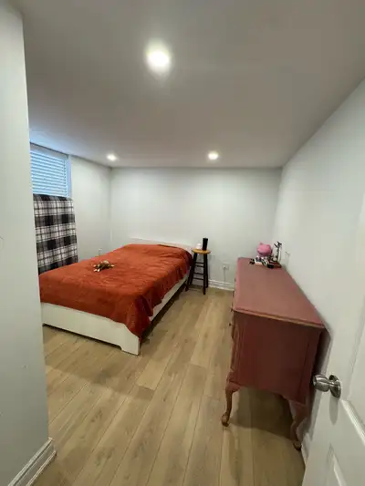 Room for rent in Oakville near GO Station