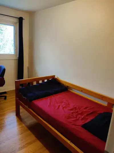 Offering a furnished room with desk, office chair, bed side table, bed andcloset. Furnished dining a...