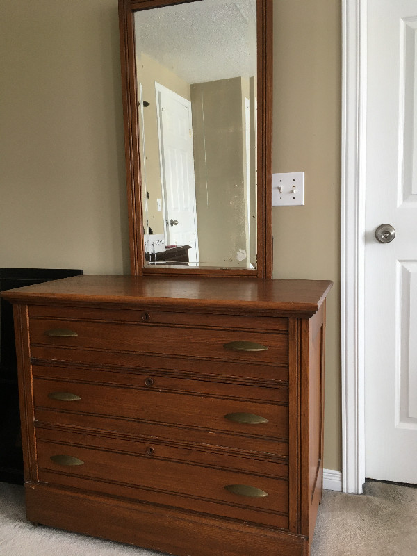 Antique Dresser with Mirror in Dressers & Wardrobes in Kitchener / Waterloo - Image 2