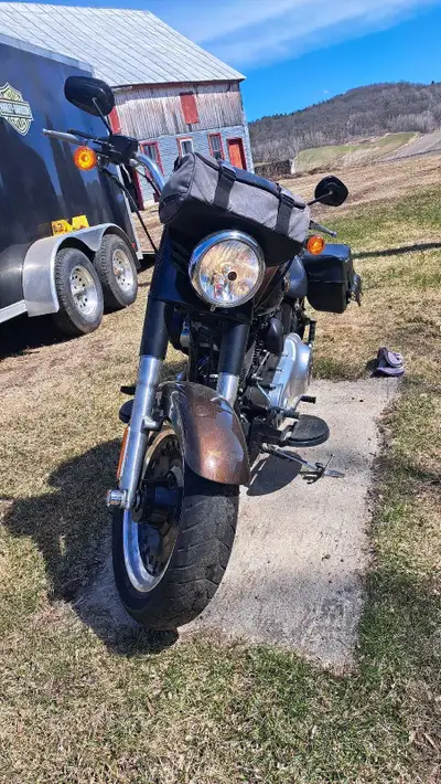 Belle moto fat boy low 2013 110 ième anniversaire numéroté 38 000 km négociable