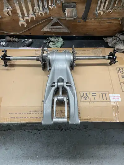 Swing arm complet de KFX450 avec système de leviers de suspension et protecteur en plastique. Prêt à...