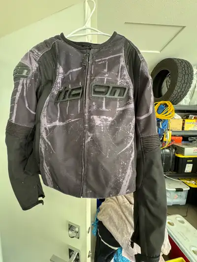 Bought brand new for $300 in 2023 and wore it for one season of riding. Super comfy and mobile. Insi...