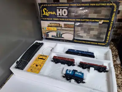 1:87 scale. Made in Italy Set includes. 12 curved track 1 locomotive ( tested ) 3 Freight cars Will...