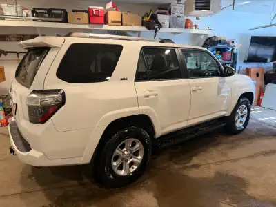 2024 Toyota forerunner SR5 7 passenger Tow package Sunroof Power seats Heated seats and heated steer...