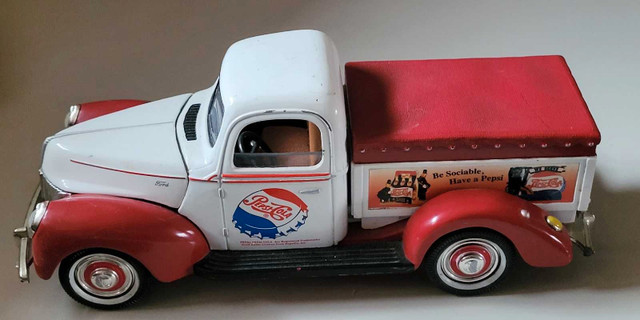 Vintage Pepsi Die Cast 1940 Ford Delivery Truck Money Bank in Arts & Collectibles in Oshawa / Durham Region - Image 2