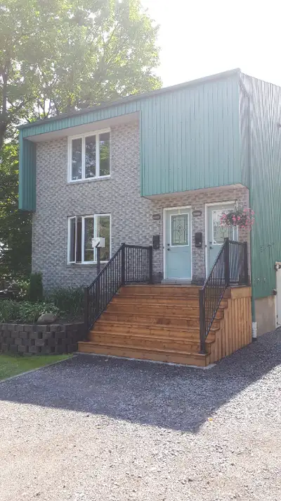 Magnifique triplex Haute St-Charles, construction 1988, 3 fois 4 1/2. Tout les frais sont aux locata...