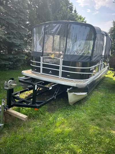 Tres beau ponton pour la balade ou rencontre entre amis. 24 pieds de long certifié pour personne Bar...