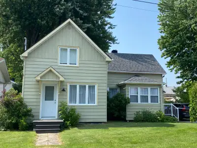 Maison entièrement rénovée, située au coeur du village de Coteau-du-Lac, près de tous les services e...