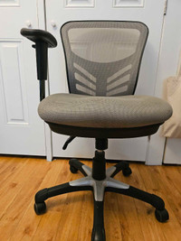 Rolling Office Chair (Missing Arm)