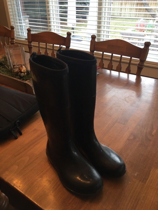 Kamik Girls size 6 black rubber boots in Kids & Youth in Calgary - Image 2