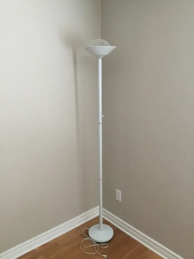 Lampe torchère sur pied blanche de 75 po in Indoor Lighting & Fans in Gatineau - Image 2
