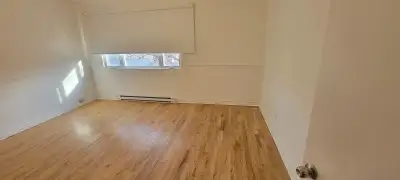 Très Grand 5 ½ lumineux à louer dans Ahuntsic Cartierville à Montréal Disponible pour le 1er juillet...