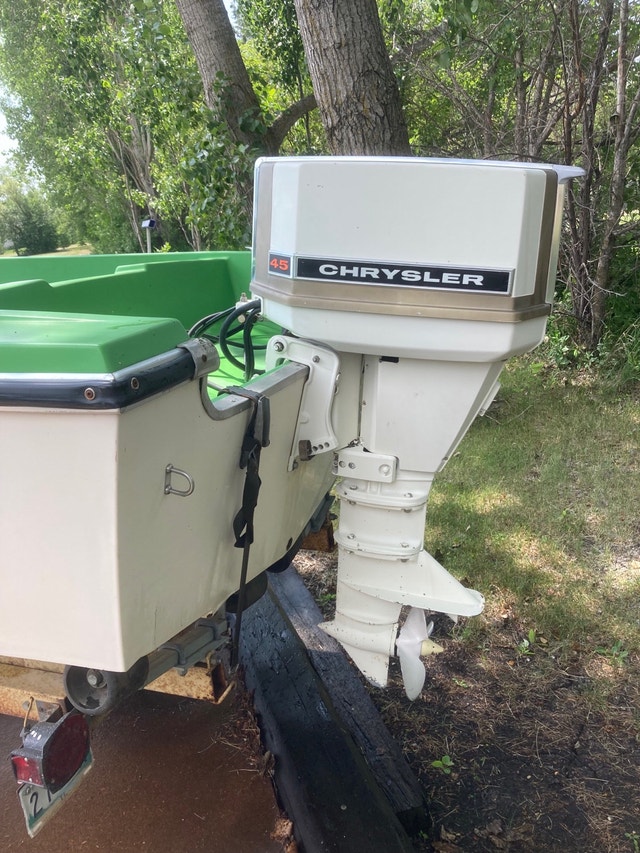 Runabout cruiser boat. Trailer and motor. Powerboats & Motorboats