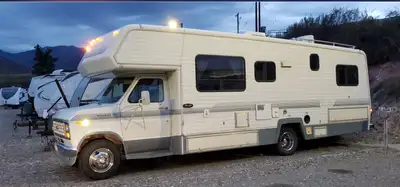 Oakland Classic Motor Home 28 ft. 460 motor, Solar Power, 4500 Generator, Separate Shower/washroom,...