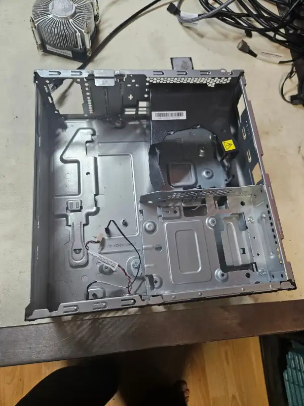 Lenovo ThinkCentre M710e (EMPTY CHASSIS) in Desktop Computers in Calgary - Image 5